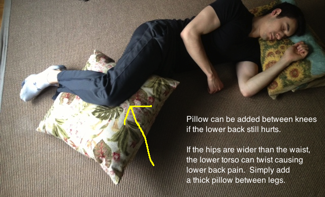 back pain between shoulder blades after sleeping - pillow between legs